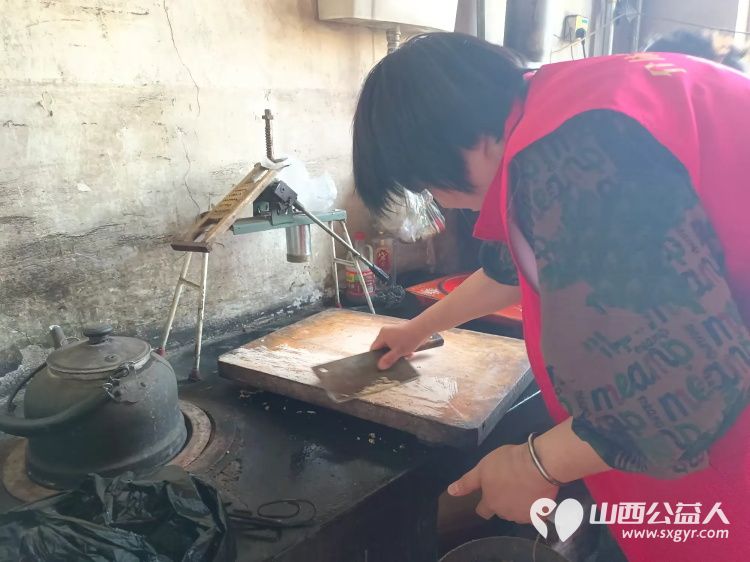 介休市义安镇孟王堡村特困老人85岁田培信家走进介休市敬老协会志愿者来料理家务包饺子 - 第7张 - 山西公益人 介休市义安镇孟王堡村特困老人85岁田培信家走进介休市敬老协会志愿者来料理家务包饺子 - 第7张