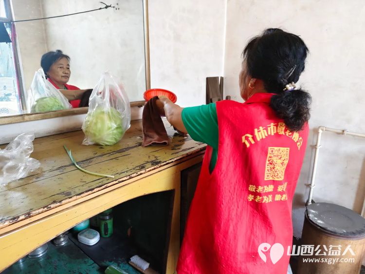 介休市义安镇孟王堡村特困老人80岁岳延华家走进介休市敬老协会志愿者来料理家务包饺子 - 第9张 - 山西公益人 介休市义安镇孟王堡村特困老人80岁岳延华家走进介休市敬老协会志愿者来料理家务包饺子 - 第9张