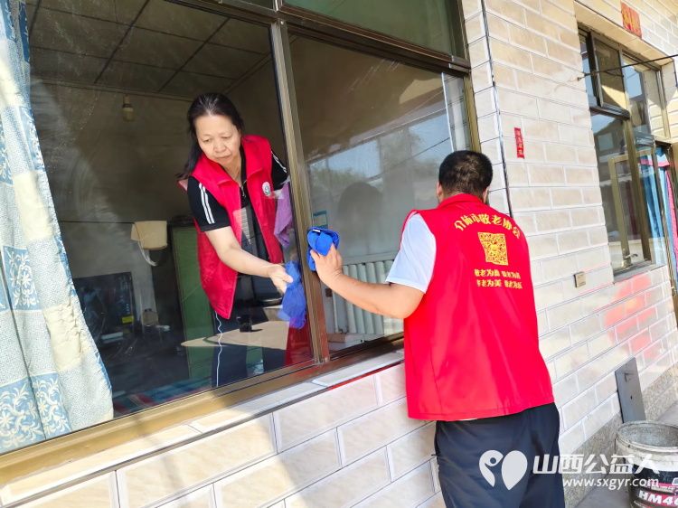 介休市义安镇孟王堡村特困老人80岁岳延华家走进介休市敬老协会志愿者来料理家务包饺子 - 第3张 - 山西公益人 介休市义安镇孟王堡村特困老人80岁岳延华家走进介休市敬老协会志愿者来料理家务包饺子 - 第3张