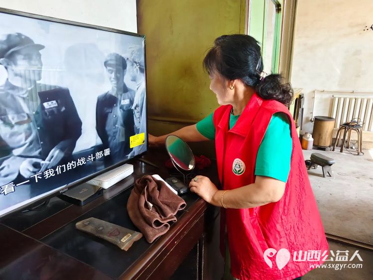 介休市义安镇孟王堡村特困老人80岁岳延华家走进介休市敬老协会志愿者来料理家务包饺子 - 第8张 - 山西公益人 介休市义安镇孟王堡村特困老人80岁岳延华家走进介休市敬老协会志愿者来料理家务包饺子 - 第8张