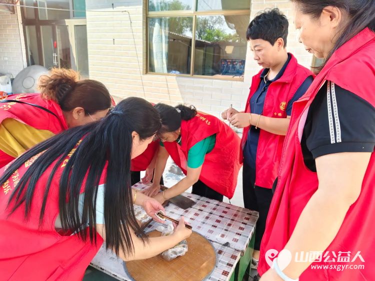 介休市义安镇孟王堡村特困老人80岁岳延华家走进介休市敬老协会志愿者来料理家务包饺子 - 第5张 - 山西公益人 介休市义安镇孟王堡村特困老人80岁岳延华家走进介休市敬老协会志愿者来料理家务包饺子 - 第5张