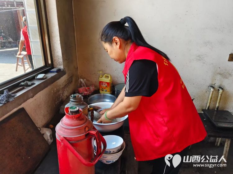 介休市义安镇孟王堡村特困老人80岁岳延华家走进介休市敬老协会志愿者来料理家务包饺子 - 第7张 - 山西公益人 介休市义安镇孟王堡村特困老人80岁岳延华家走进介休市敬老协会志愿者来料理家务包饺子 - 第7张
