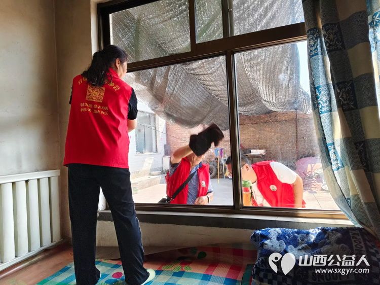 介休市义安镇孟王堡村特困老人80岁岳延华家走进介休市敬老协会志愿者来料理家务包饺子 - 第2张 - 山西公益人 介休市义安镇孟王堡村特困老人80岁岳延华家走进介休市敬老协会志愿者来料理家务包饺子 - 第2张