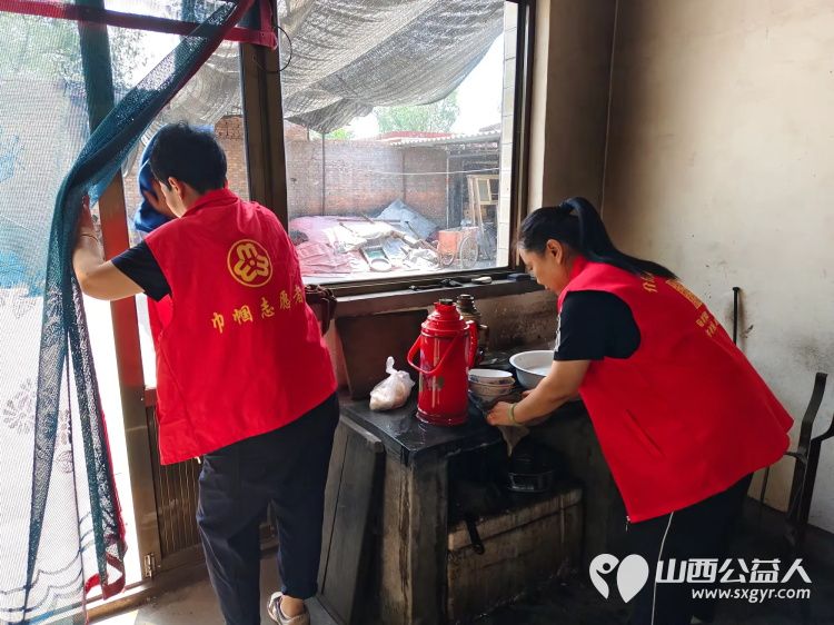 介休市义安镇孟王堡村特困老人80岁岳延华家走进介休市敬老协会志愿者来料理家务包饺子 - 第6张 - 山西公益人 介休市义安镇孟王堡村特困老人80岁岳延华家走进介休市敬老协会志愿者来料理家务包饺子 - 第6张
