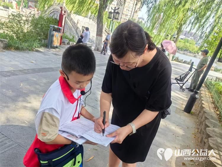 山西省红十字志愿协会小小宣讲员在文瀛公园爱心宣讲知识火花四溅 - 第21张 - 山西公益人 山西省红十字志愿协会小小宣讲员在文瀛公园爱心宣讲知识火花四溅 - 第21张