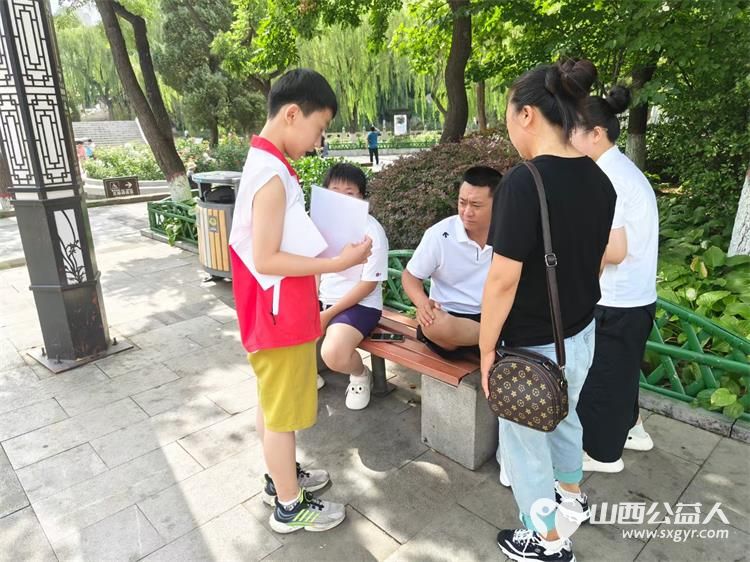 山西省红十字志愿协会小小宣讲员在文瀛公园爱心宣讲知识火花四溅 - 第16张 - 山西公益人 山西省红十字志愿协会小小宣讲员在文瀛公园爱心宣讲知识火花四溅 - 第16张