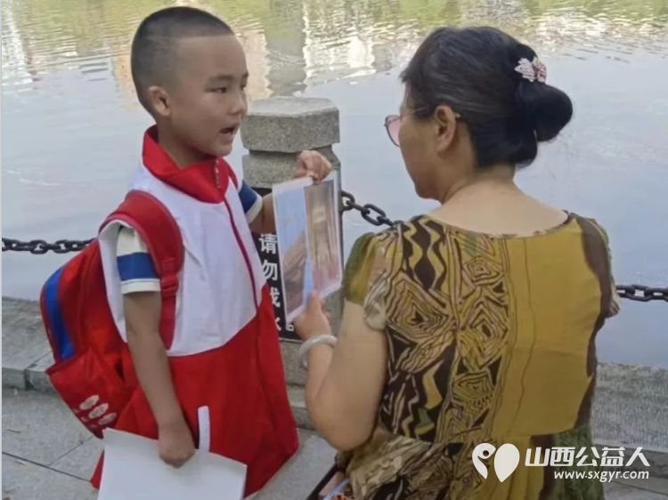 山西省红十字志愿协会小小宣讲员在文瀛公园爱心宣讲知识火花四溅 - 第2张 - 山西公益人 山西省红十字志愿协会小小宣讲员在文瀛公园爱心宣讲知识火花四溅 - 第2张
