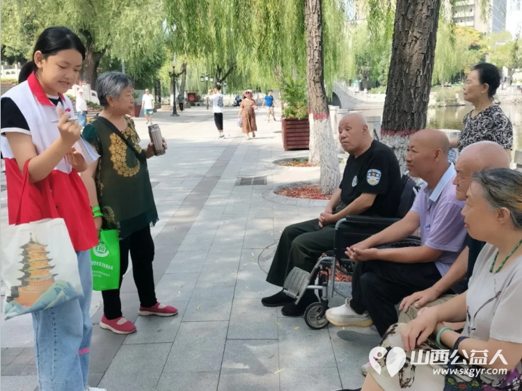 山西省红十字志愿协会小小宣讲员在文瀛公园爱心宣讲知识火花四溅 - 第10张 - 山西公益人 山西省红十字志愿协会小小宣讲员在文瀛公园爱心宣讲知识火花四溅 - 第10张