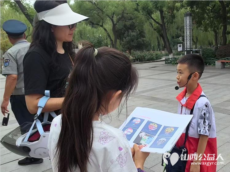 山西省红十字志愿协会小小宣讲员在文瀛公园爱心宣讲知识火花四溅 - 第8张 - 山西公益人 山西省红十字志愿协会小小宣讲员在文瀛公园爱心宣讲知识火花四溅 - 第8张