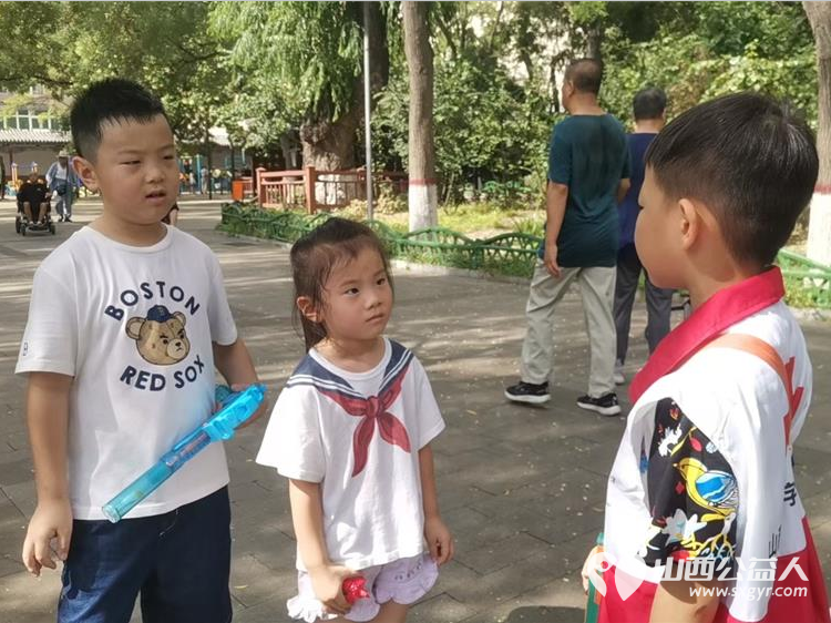 山西省红十字志愿协会小小宣讲员在文瀛公园爱心宣讲知识火花四溅 - 第7张 - 山西公益人 山西省红十字志愿协会小小宣讲员在文瀛公园爱心宣讲知识火花四溅 - 第7张