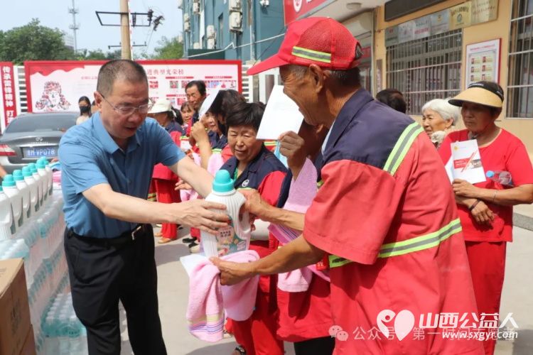 盐湖区总工会联合盐湖区第一时间志愿者协会开展“工会送清凉 防暑保安康”慰问环卫工人交警等户外劳动者活动 - 第5张