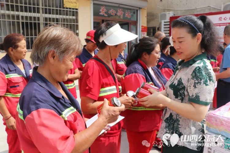 盐湖区总工会联合盐湖区第一时间志愿者协会开展“工会送清凉 防暑保安康”慰问环卫工人交警等户外劳动者活动 - 第6张