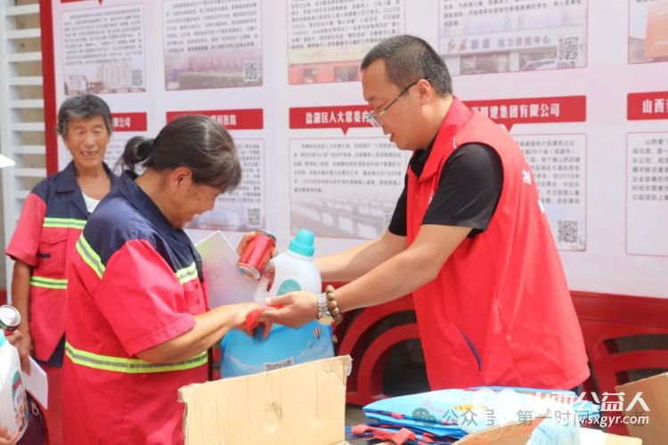 盐湖区总工会联合盐湖区第一时间志愿者协会开展“工会送清凉 防暑保安康”慰问环卫工人交警等户外劳动者活动 - 第3张