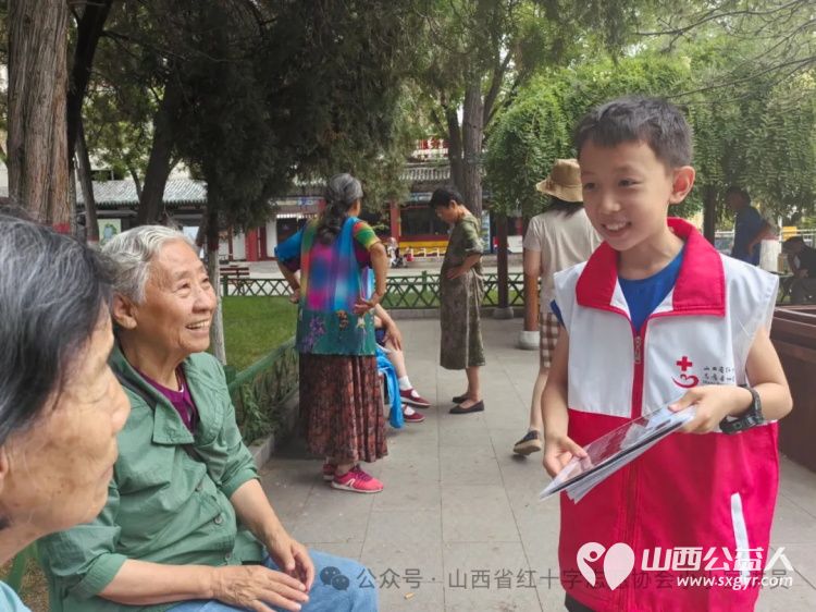 文瀛公园爱心宣讲 山西省红十字志愿者协会的小小宣讲员们化身为小小文化传播者向我们展示着知识的力量与爱的传递 - 第2张 - 山西公益人 文瀛公园爱心宣讲 山西省红十字志愿者协会的小小宣讲员们化身为小小文化传播者向我们展示着知识的力量与爱的传递 - 第2张