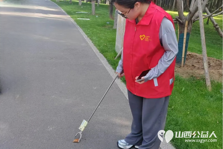 长治市阳光困境儿童帮扶协会联合山西应用科技学院信息工程学院前往长治漳泽湖湿地公园开展环保捡垃圾志愿服务活动 - 第5张