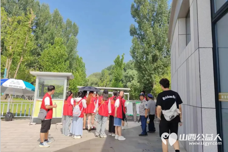 长治市阳光困境儿童帮扶协会联合山西应用科技学院信息工程学院前往长治漳泽湖湿地公园开展环保捡垃圾志愿服务活动 - 第2张