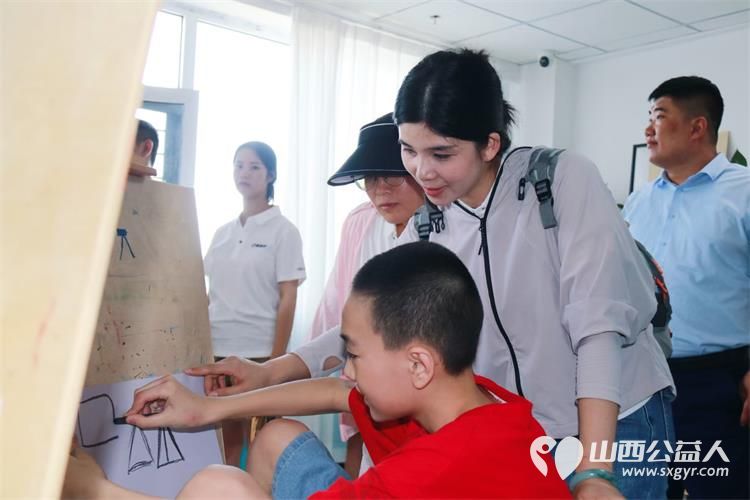 太原市广汽传祺祺享家车友会的志愿者们来到灵星康复中心陪着心青年一起做手工唱歌并捐赠了价值20000元的物资和现金 - 第5张 - 山西公益人 太原市广汽传祺祺享家车友会的志愿者们来到灵星康复中心陪着心青年一起做手工唱歌并捐赠了价值20000元的物资和现金 - 第5张