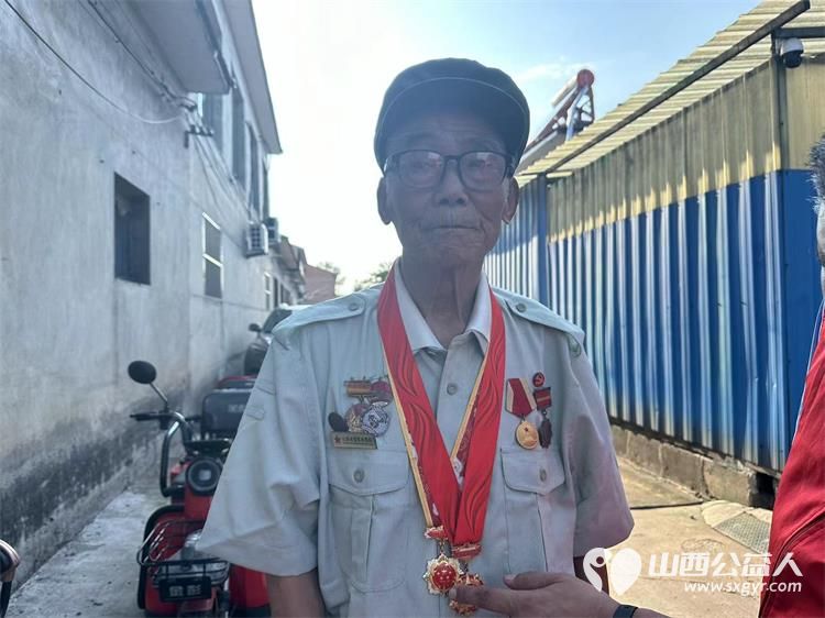 在八一建军节来临之际屯留正能量公益组织爱心人士分别到寺地村和路村乡看望两位老革命军人向他们送去节日的问候 - 第10张 - 山西公益人 在八一建军节来临之际屯留正能量公益组织爱心人士分别到寺地村和路村乡看望两位老革命军人向他们送去节日的问候 - 第10张