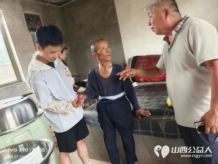 山西省红十字志愿者协会吕梁市岚县志愿服务大队发起的爱心社区公益行去慰问马坊村小万村后沟村的孤寡老人 - 第11张