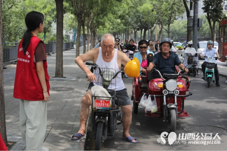 高温下临汾市文明交通志愿者协会水厂先锋岗的志愿者们已圆满完成第五周常态化文明交通劝导工作 - 第12张 - 山西公益人 高温下临汾市文明交通志愿者协会水厂先锋岗的志愿者们已圆满完成第五周常态化文明交通劝导工作 - 第12张