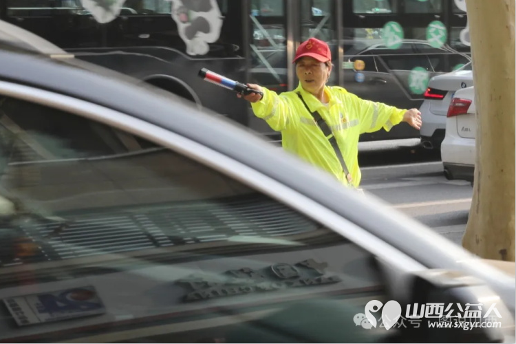高温下临汾市文明交通志愿者协会水厂先锋岗的志愿者们已圆满完成第五周常态化文明交通劝导工作 - 第3张 - 山西公益人 高温下临汾市文明交通志愿者协会水厂先锋岗的志愿者们已圆满完成第五周常态化文明交通劝导工作 - 第3张