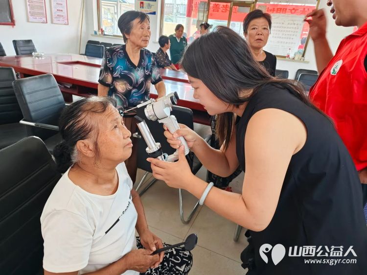 介休市敬老协会联合绵山眼科前往张兰镇史村开展走乡村送温暖公益活动给老人爱心理发免费体检 - 第14张 - 山西公益人 介休市敬老协会联合绵山眼科前往张兰镇史村开展走乡村送温暖公益活动给老人爱心理发免费体检 - 第14张