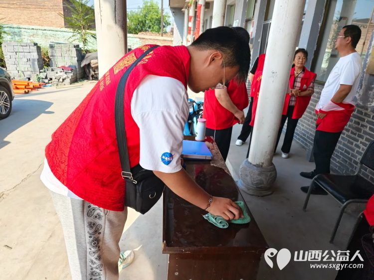 介休市敬老协会联合绵山眼科前往张兰镇史村开展走乡村送温暖公益活动给老人爱心理发免费体检 - 第3张 - 山西公益人 介休市敬老协会联合绵山眼科前往张兰镇史村开展走乡村送温暖公益活动给老人爱心理发免费体检 - 第3张