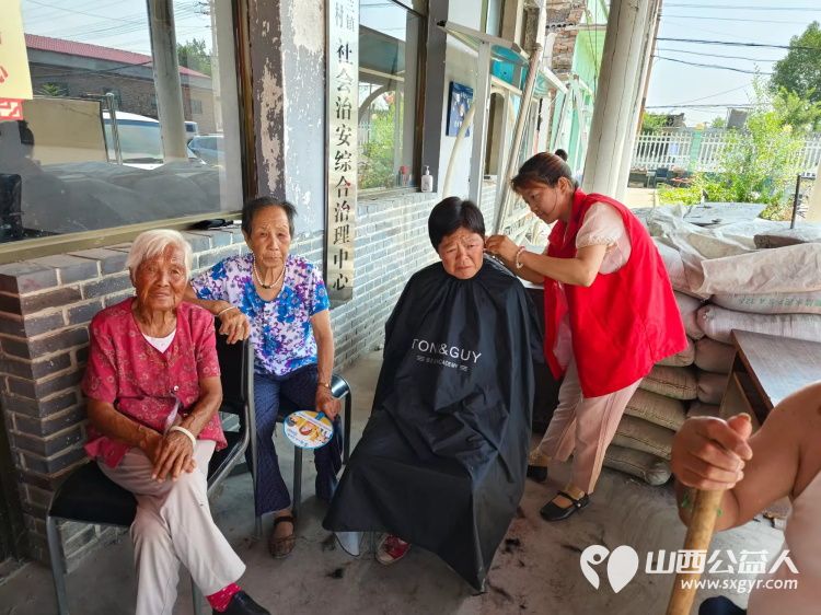 介休市敬老协会联合绵山眼科前往张兰镇史村开展走乡村送温暖公益活动给老人爱心理发免费体检 - 第6张 - 山西公益人 介休市敬老协会联合绵山眼科前往张兰镇史村开展走乡村送温暖公益活动给老人爱心理发免费体检 - 第6张