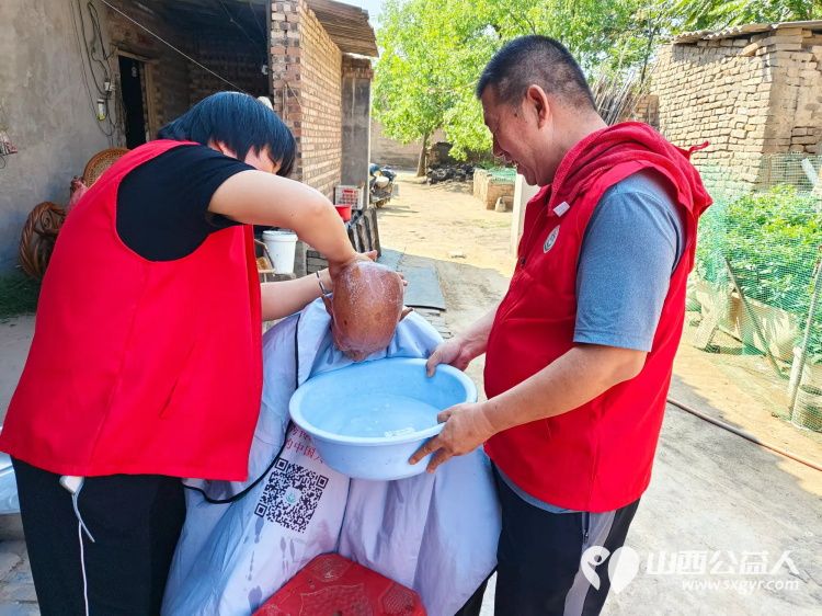 介休市敬老协会联合绵山眼科前往张兰镇史村入户91岁特困老人宋章家中为老人理发料理家务并包香味可口的饺子 - 第5张 - 山西公益人 介休市敬老协会联合绵山眼科前往张兰镇史村入户91岁特困老人宋章家中为老人理发料理家务并包香味可口的饺子 - 第5张