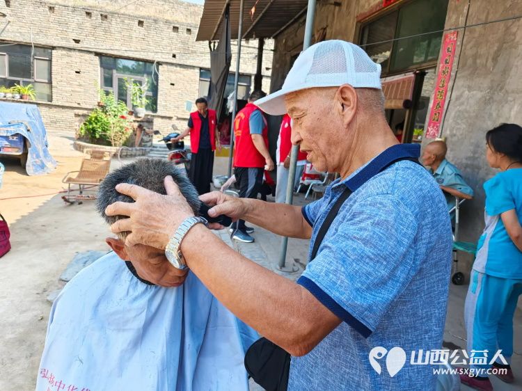 介休市敬老协会联合绵山眼科前往张兰镇史村入户91岁特困老人宋章家中为老人理发料理家务并包香味可口的饺子 - 第17张 - 山西公益人 介休市敬老协会联合绵山眼科前往张兰镇史村入户91岁特困老人宋章家中为老人理发料理家务并包香味可口的饺子 - 第17张