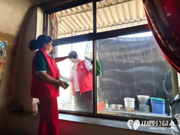 介休市敬老协会联合绵山眼科前往张兰镇史村入户91岁特困老人宋章家中为老人理发料理家务并包香味可口的饺子 - 第10张 - 山西公益人 介休市敬老协会联合绵山眼科前往张兰镇史村入户91岁特困老人宋章家中为老人理发料理家务并包香味可口的饺子 - 第10张