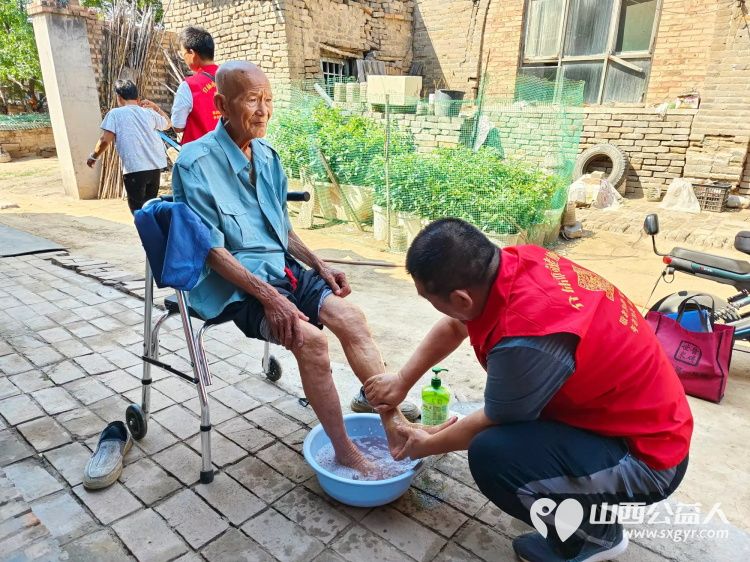 介休市敬老协会联合绵山眼科前往张兰镇史村入户91岁特困老人宋章家中为老人理发料理家务并包香味可口的饺子 - 第6张 - 山西公益人 介休市敬老协会联合绵山眼科前往张兰镇史村入户91岁特困老人宋章家中为老人理发料理家务并包香味可口的饺子 - 第6张