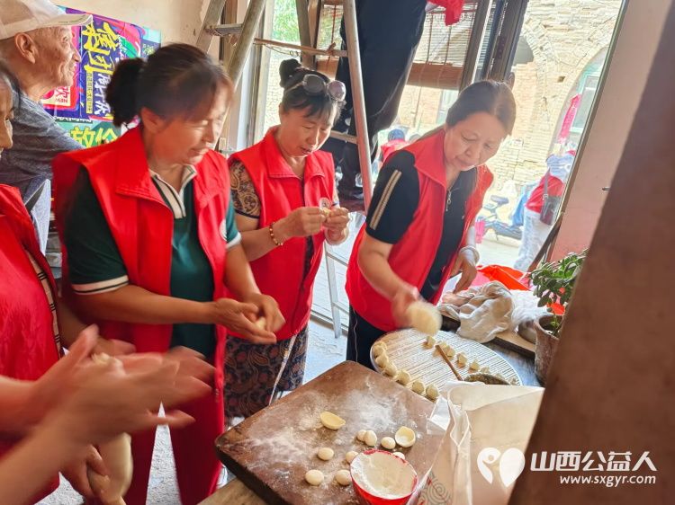 介休市敬老协会联合绵山眼科前往张兰镇史村入户91岁特困老人宋章家中为老人理发料理家务并包香味可口的饺子 - 第15张 - 山西公益人 介休市敬老协会联合绵山眼科前往张兰镇史村入户91岁特困老人宋章家中为老人理发料理家务并包香味可口的饺子 - 第15张
