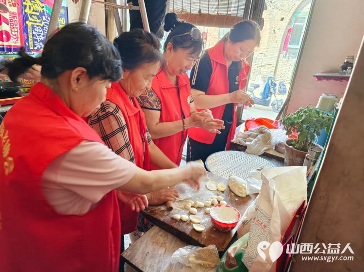 介休市敬老协会联合绵山眼科前往张兰镇史村入户91岁特困老人宋章家中为老人理发料理家务并包香味可口的饺子 - 第14张 - 山西公益人 介休市敬老协会联合绵山眼科前往张兰镇史村入户91岁特困老人宋章家中为老人理发料理家务并包香味可口的饺子 - 第14张