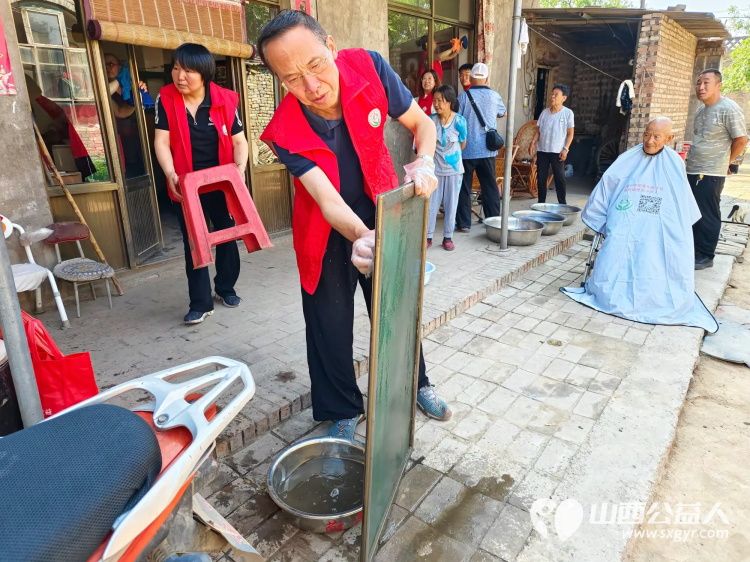 介休市敬老协会联合绵山眼科前往张兰镇史村入户91岁特困老人宋章家中为老人理发料理家务并包香味可口的饺子 - 第20张 - 山西公益人 介休市敬老协会联合绵山眼科前往张兰镇史村入户91岁特困老人宋章家中为老人理发料理家务并包香味可口的饺子 - 第20张