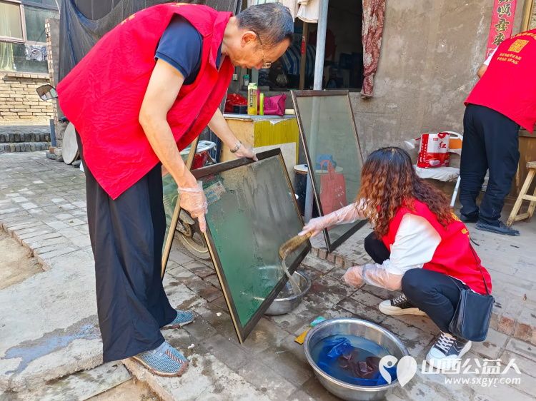 介休市敬老协会联合绵山眼科前往张兰镇史村入户91岁特困老人宋章家中为老人理发料理家务并包香味可口的饺子 - 第21张 - 山西公益人 介休市敬老协会联合绵山眼科前往张兰镇史村入户91岁特困老人宋章家中为老人理发料理家务并包香味可口的饺子 - 第21张
