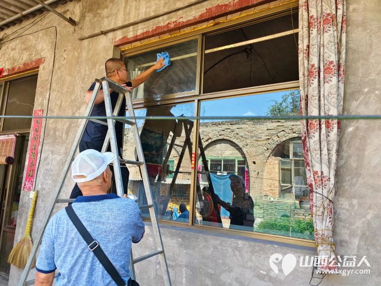介休市敬老协会联合绵山眼科前往张兰镇史村入户91岁特困老人宋章家中为老人理发料理家务并包香味可口的饺子 - 第12张 - 山西公益人 介休市敬老协会联合绵山眼科前往张兰镇史村入户91岁特困老人宋章家中为老人理发料理家务并包香味可口的饺子 - 第12张