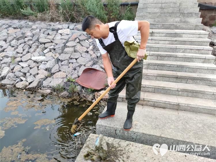 寿阳县卡卡公益组织志愿者参加保护母亲河清理河道垃圾活动 - 第6张