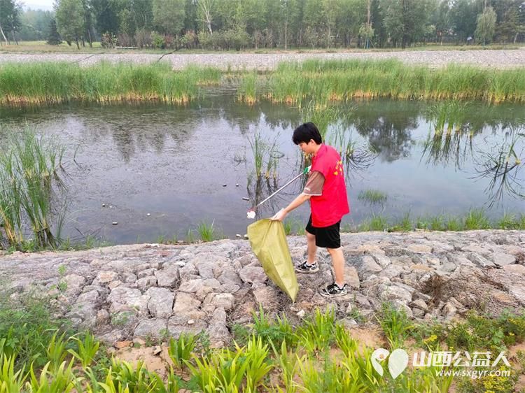 寿阳县卡卡公益组织志愿者参加保护母亲河清理河道垃圾活动 - 第3张