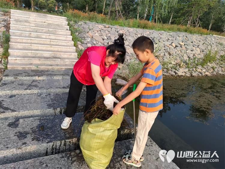寿阳县卡卡公益组织志愿者参加保护母亲河清理河道垃圾活动 - 第2张