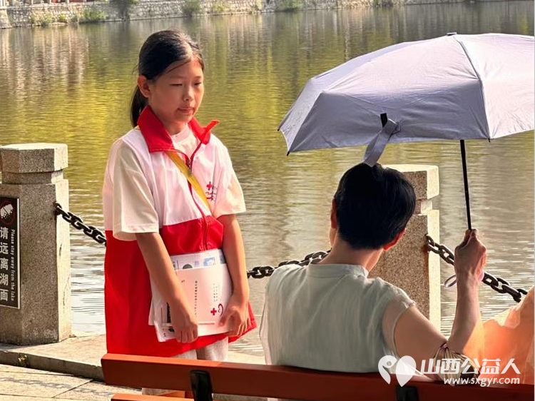 文瀛公园里山西省红十字小小宣讲员的快乐志愿服务时光彰显暖心志愿精神 - 第4张 - 山西公益人 文瀛公园里山西省红十字小小宣讲员的快乐志愿服务时光彰显暖心志愿精神 - 第4张