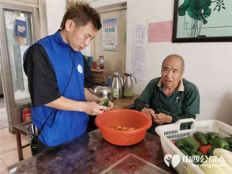 长治小雨点公益志愿者协会志愿者在雨花斋二部义务为老人理发，帮助食堂做饭活动 - 第3张