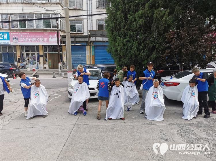 长治小雨点公益志愿者协会志愿者在雨花斋二部义务为老人理发，帮助食堂做饭活动 - 第5张