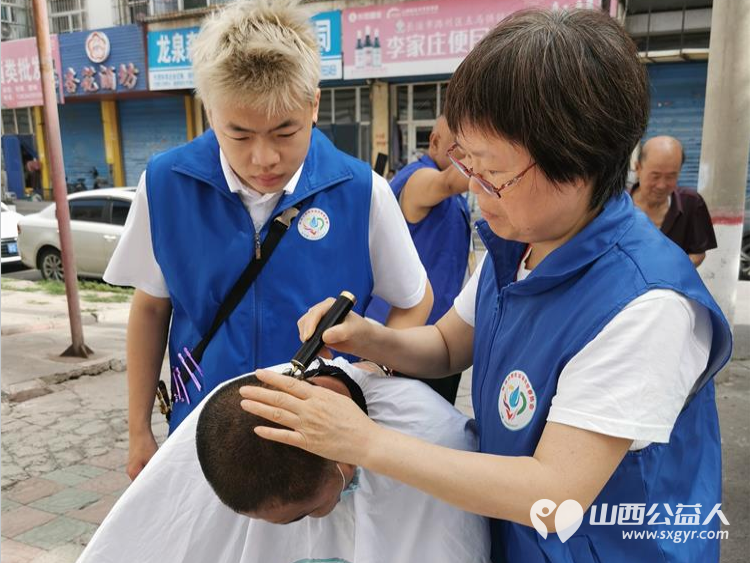 长治小雨点公益志愿者协会志愿者在雨花斋二部义务为老人理发，帮助食堂做饭活动 - 第6张