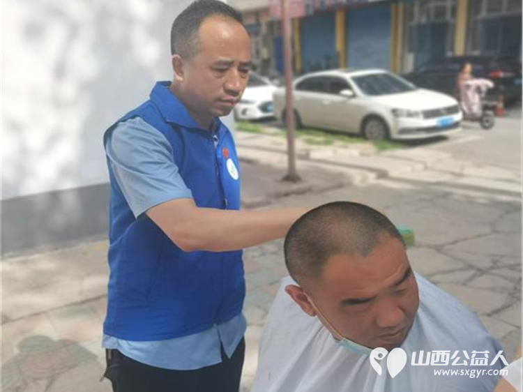长治小雨点公益志愿者协会志愿者在雨花斋二部义务为老人理发，帮助食堂做饭活动 - 第11张