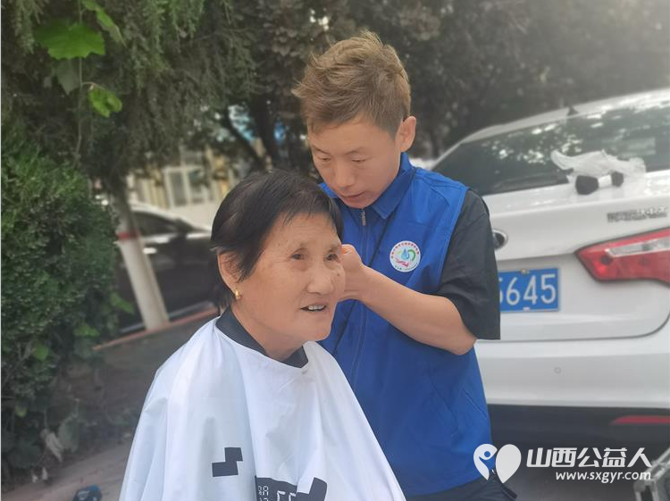长治小雨点公益志愿者协会志愿者在雨花斋二部义务为老人理发，帮助食堂做饭活动 - 第10张
