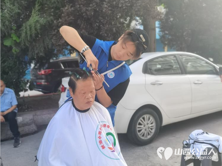 长治小雨点公益志愿者协会志愿者在雨花斋二部义务为老人理发，帮助食堂做饭活动 - 第9张