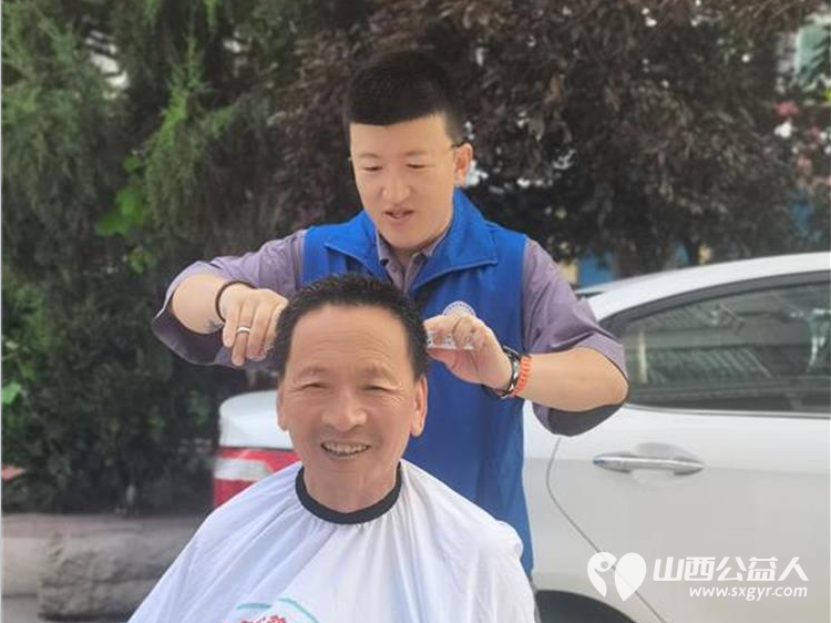 长治小雨点公益志愿者协会志愿者在雨花斋二部义务为老人理发，帮助食堂做饭活动 - 第7张