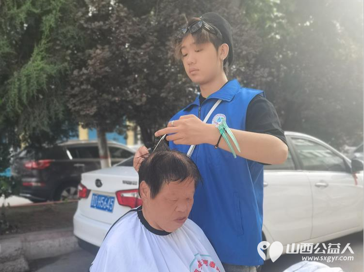 长治小雨点公益志愿者协会志愿者在雨花斋二部义务为老人理发，帮助食堂做饭活动 - 第8张
