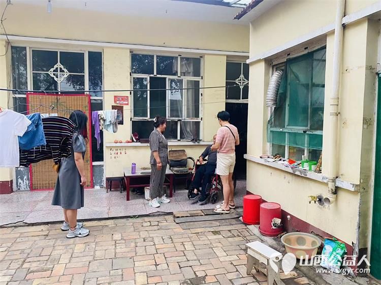 长治市思源公益协会会长王新丽去看望聋哑人贫困户资助了现金 - 第2张